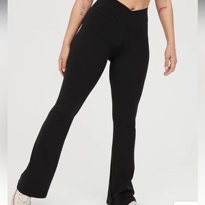 AERIE real me cross over flare leggings (M)
